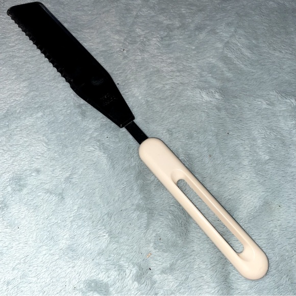 Bonny USA Nylon Serrated Spreader Knife - Picture 1 of 3